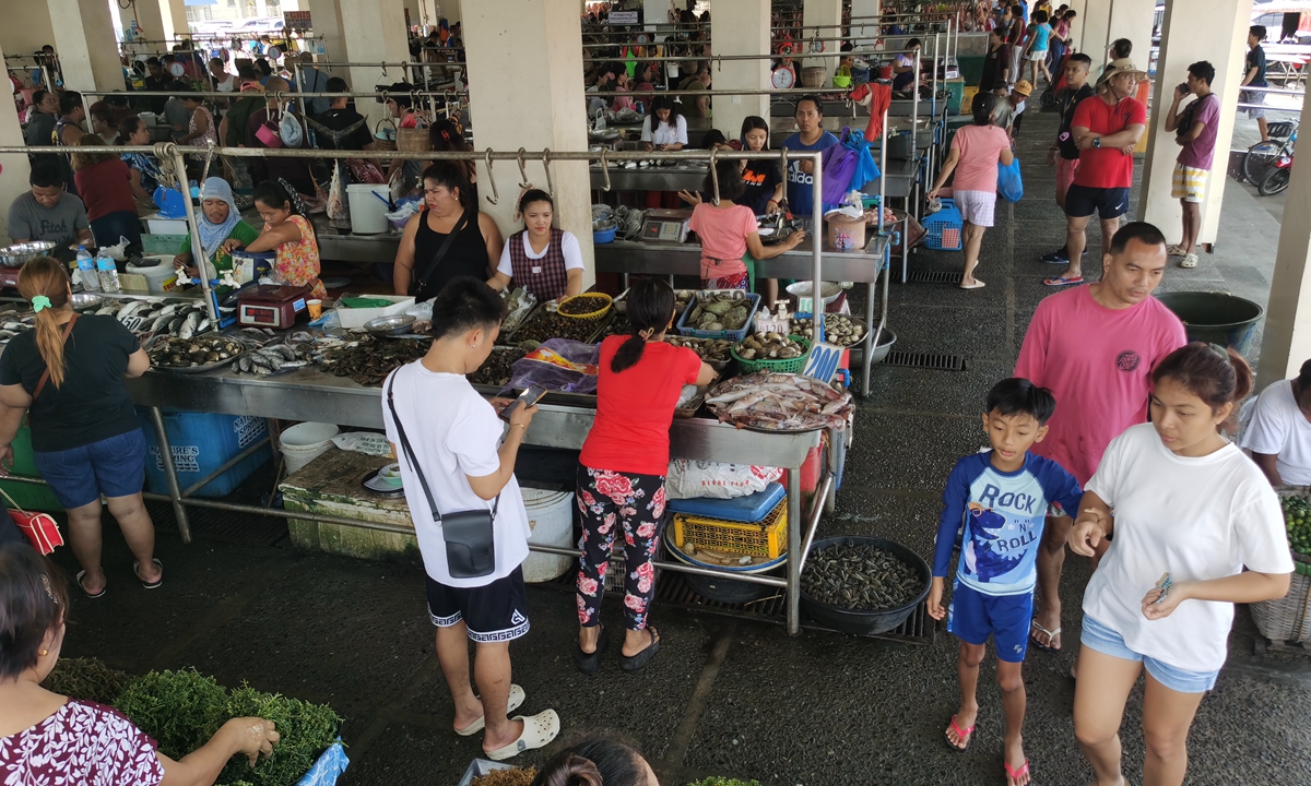 Fish market in Masinloc Port, a Philippine town close to China's Huangyan Dao, gets crowded from 7am. Photo: Hu Yuwei/GT