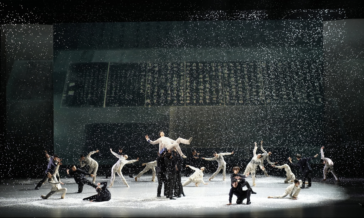 Performance of Dance of Calligraphy in 353 AD (Photo: Courtesy of Shanghai Opera House) 