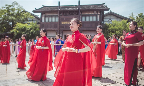 Cheongsam show presents elegance of old Chinese fashion