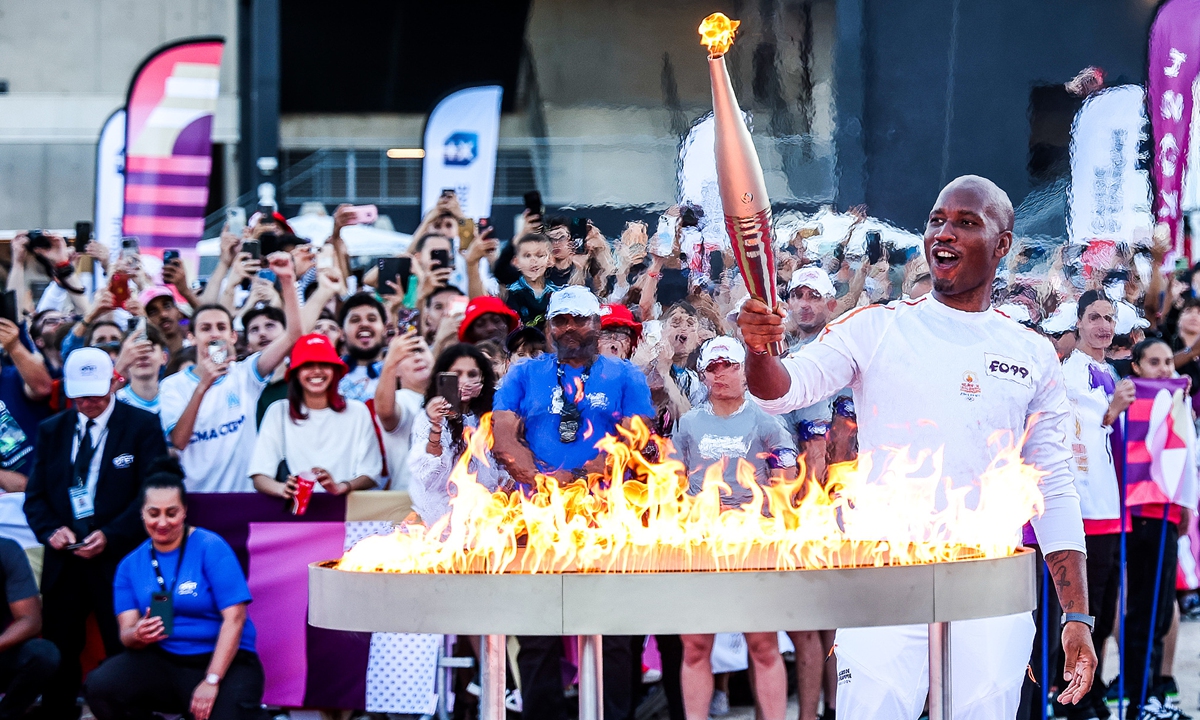 Former soccer star Didier Drogba lights the Olympic and Paralympic Torch Relays cauldron with the Olympic Torch on May 9, 2024 in Marseille, France. Photo: VCG