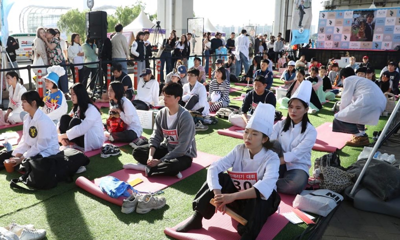 Competitors participate in a space-out competition at Banpo Han River Park in Seoul, South Korea, May 12, 2024. A total of 80 teams participated in a space-out competition held at Banpo Han River Park in Seoul on Sunday. The winner was selected based on the participants' heart rate and the vote of the audience. Photo: Xinhua