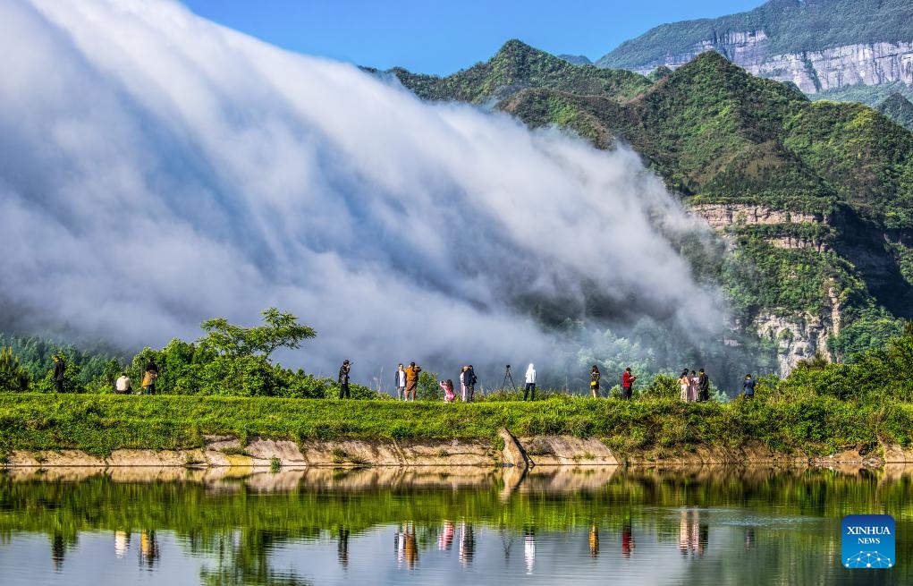 Tourists enjoy the scene of clouds streaming down the Jinfo Mountain in southwest China's Chongqing, May 13, 2024.(Photo: Xinhua)