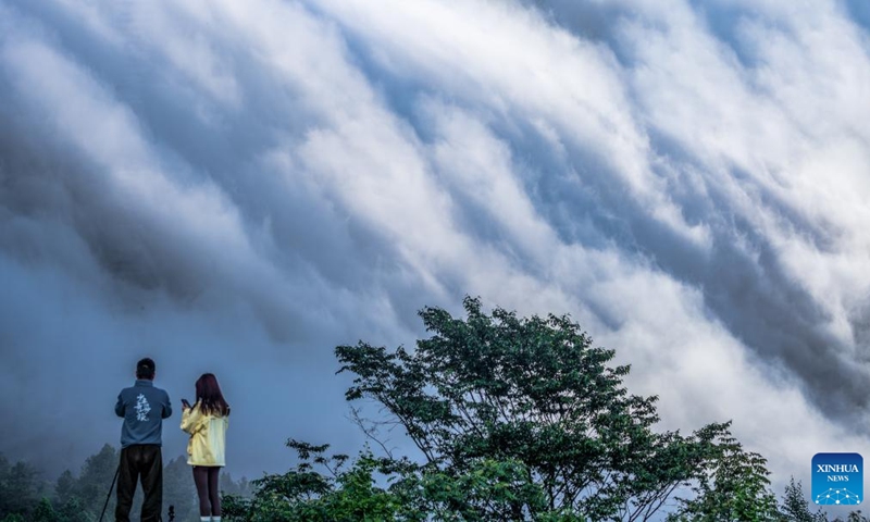 Tourists enjoy the scene of clouds streaming down the Jinfo Mountain in southwest China's Chongqing, May 13, 2024.(Photo: Xinhua)