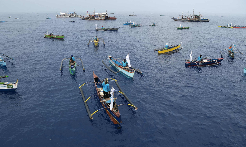 Around 200 people on board five commercial fishing vessels on Wednesday set off from the Philippines, sailing toward the waters of Huangyan Dao under the banner of “defending rights.”Photo: VCG