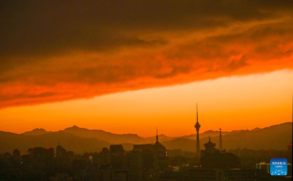 This photo taken on May 14, 2024 shows the sunset glow over Beijing, capital of China. (Photo: Xinhua)