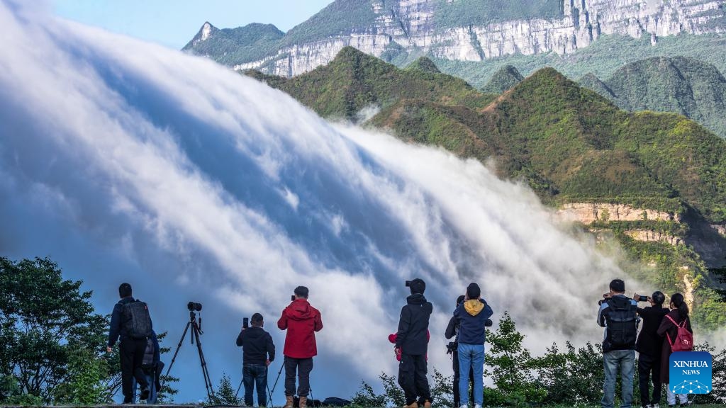 Tourists enjoy the scene of clouds streaming down the Jinfo Mountain in southwest China's Chongqing, May 13, 2024.(Photo: Xinhua)