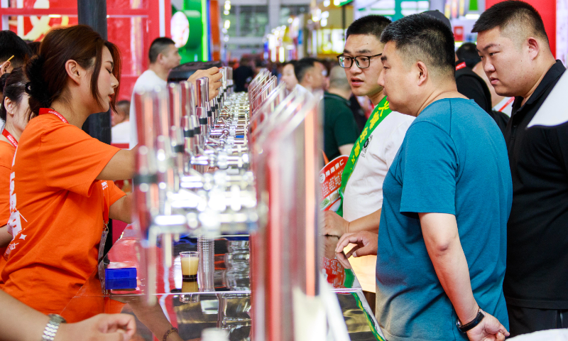 Visitors wait to sample beer at a booth at the 21st China Food Expo in Luohe, Central China's Henan Province on May 16, 2024. The expo, held from May 16 to 18, attracted more than 1,300 food enterprises and at least 20,000 professional buyers. Photo: VCG