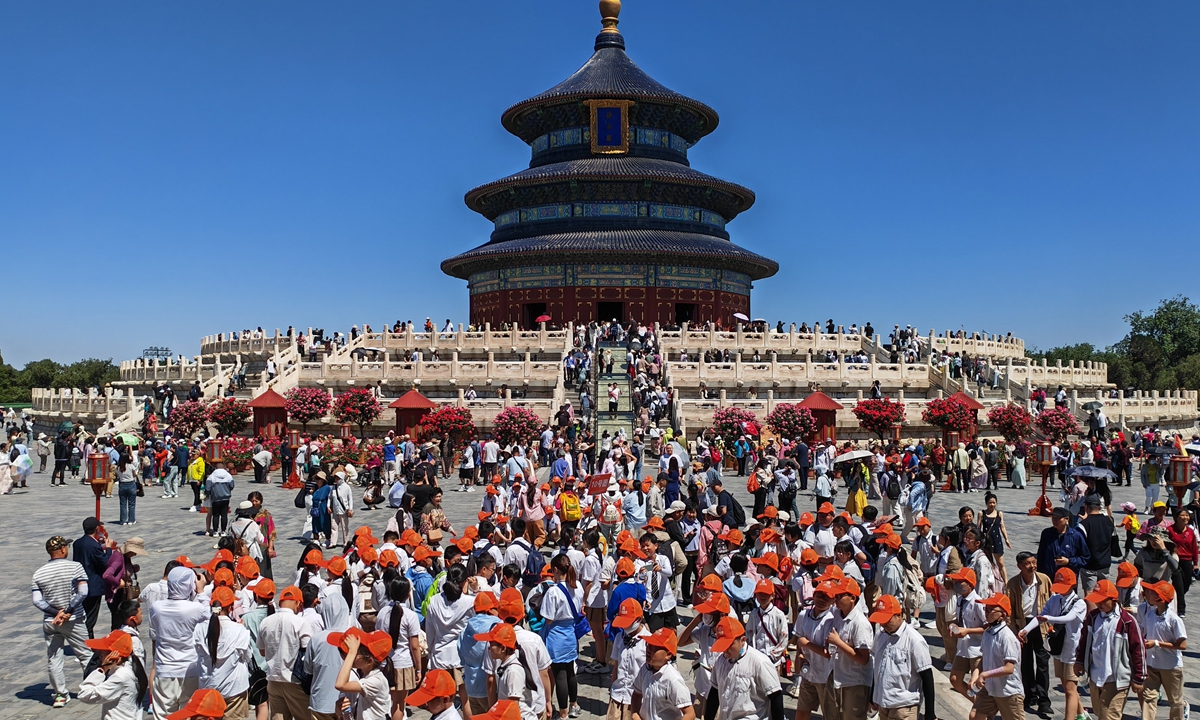On May 15, 2024, in a blue sky in Beijing, more than 600 teachers and students from Jinan Tianshan Foreign Language School in Jinan, East China's Shandong Province, come to the Temple of Heaven for a tour. Photo: VCG