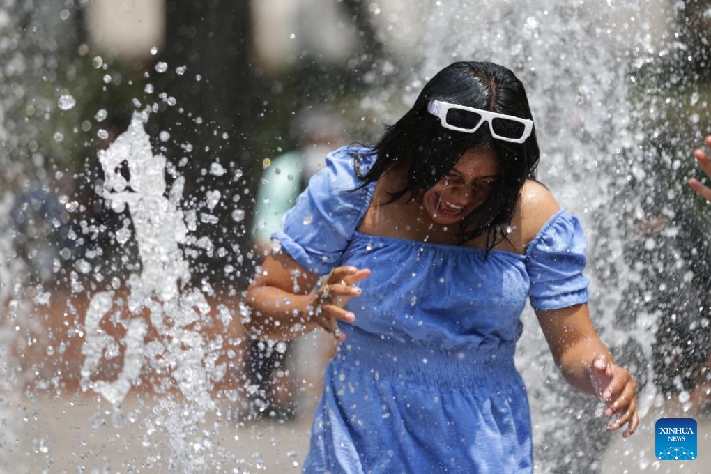 A woman refreshes herself at a fountain in Mexico City, Mexico, on May 15, 2024. According to the National Meteorological Service of Mexico, the new round of heat wave ends this week but temperature will remain above 40 degree Celsius in many states.(Photo: Xinhua)