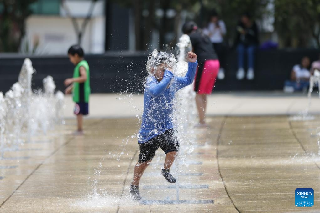 A kid refreshes himself at a fountain in Mexico City, Mexico, on May 15, 2024. According to the National Meteorological Service of Mexico, the new round of heat wave ends this week but temperature will remain above 40 degree Celsius in many states.(Photo: Xinhua)