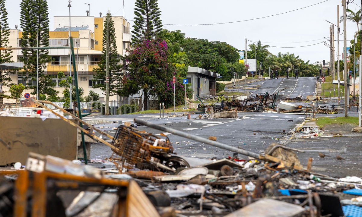 Law enforcement still on the front lines on May 19, 2024 around Magenta Tower where law enforcement and rioters clashed throughout Saturday night into Sunday in Noumea, New Caledonia.
Photo: VCG