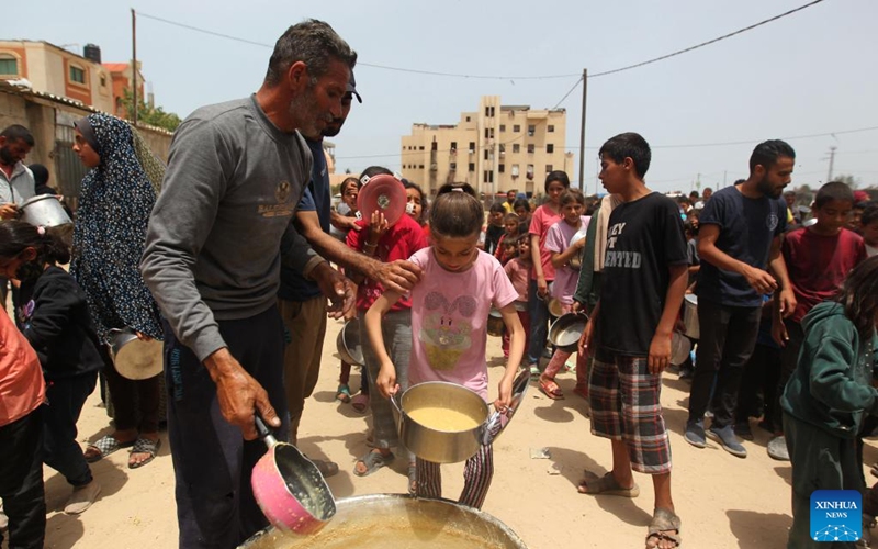 People receive food relief in the southern Gaza Strip city of Rafah, May 19, 2024. Photo: Xinhua