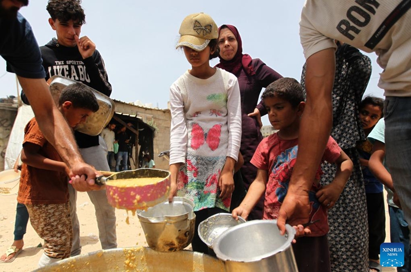 People receive food relief in the southern Gaza Strip city of Rafah, May 19, 2024. Photo: Xinhua