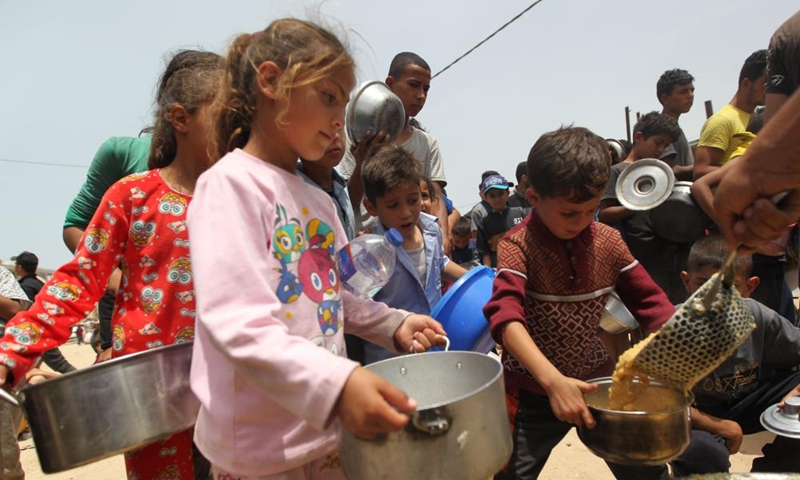 People receive food relief in the southern Gaza Strip city of Rafah, May 19, 2024. Photo: Xinhua