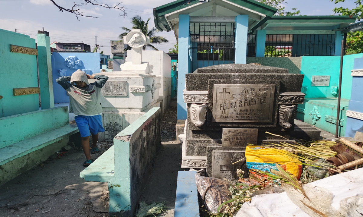 A teenage boy walks through the cemetery slum in the northern part of Manila, one of the most impoverished residential areas in the Philippine capital. Photo: Hu Yuwei/GT