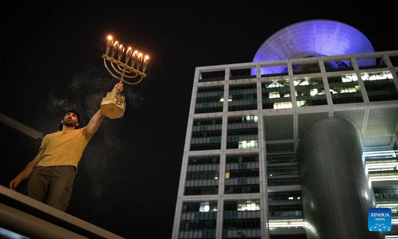 A man takes part in a rally calling for an immediate ceasefire in Gaza and the release of hostages, in Tel Aviv, Israel, May 18, 2024. Photo: Xinhua