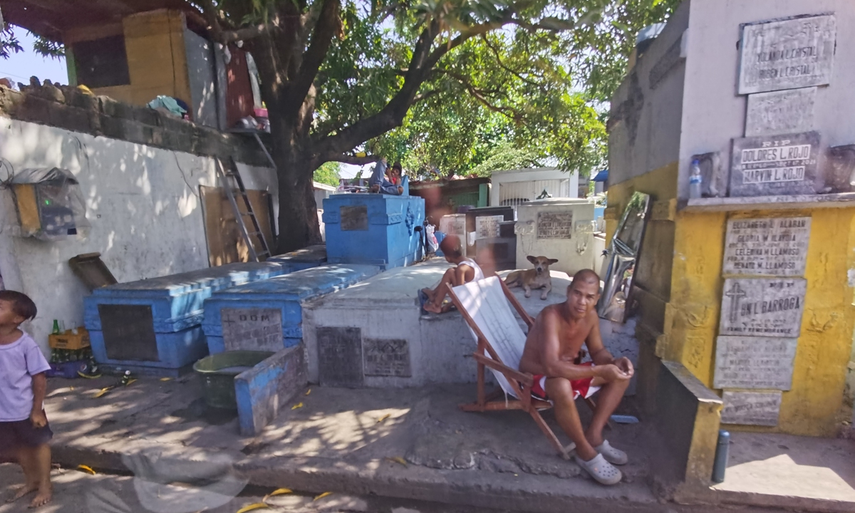 People living in the cemetery slum in the northern part of Manila make a living by maintaining the cemetery. Photo: Hu Yuwei/GT