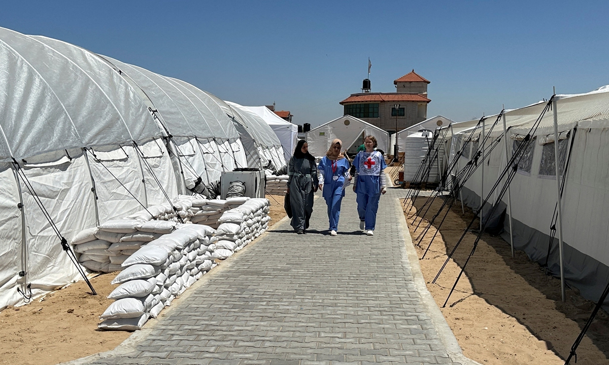 The ICRC, in partnership with Red Cross societies and their affiliates in 11 countries, opens a field hospital in the conflict zone of southern Gaza, on May 16, 2024. Photo: IC
