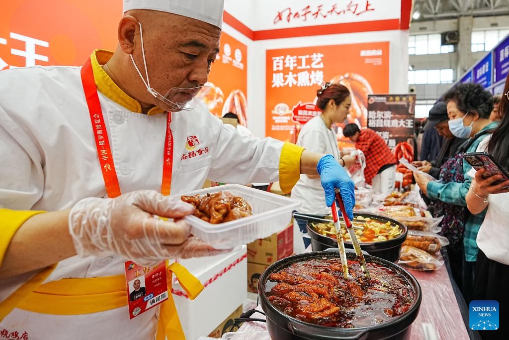 A chef prepares food during the eighth China-Russia Expo in Harbin, northeast China's Heilongjiang Province, May 20, 2024. Over 5,000 overseas buyers registered at the expo and representatives from 44 countries and regions participated in the expo. The exhibition area spans 388,000 square meters, showcasing more than 5,000 products in over 20 major categories from 10 sectors.(Photo: Xinhua)