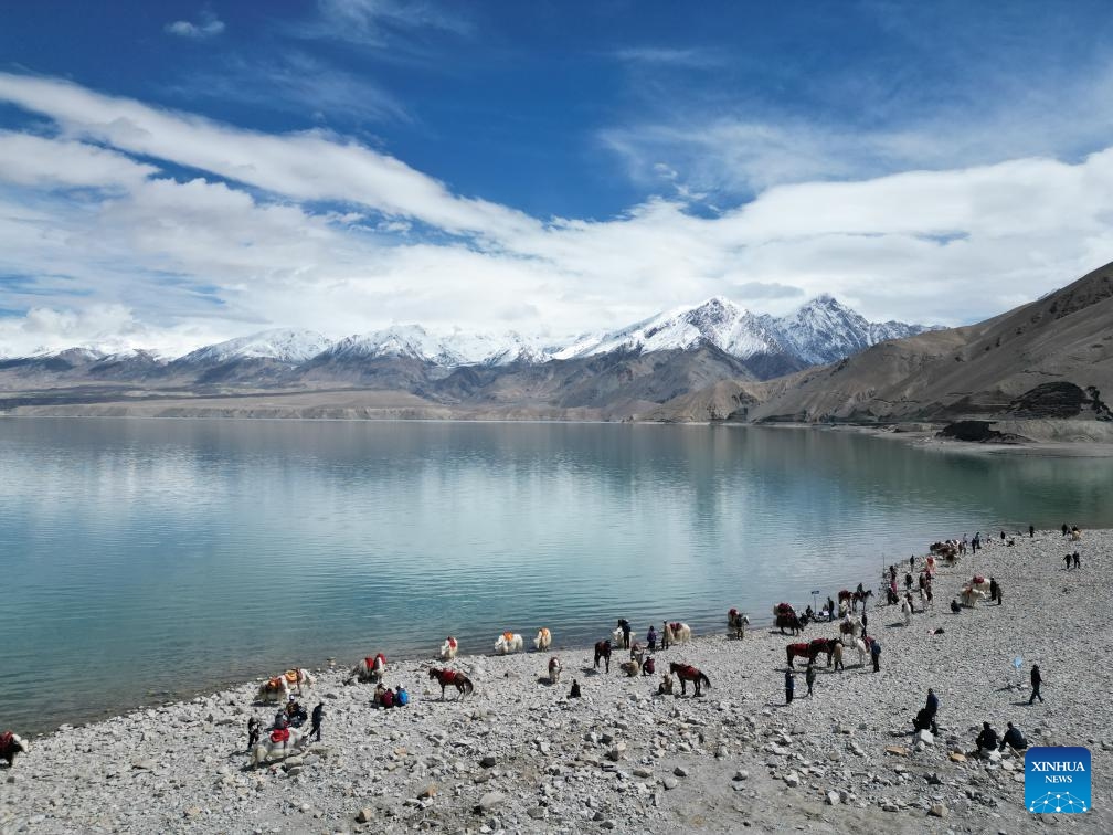 People visit the Baisha Lake scenic area in Akto County, northwest China's Xinjiang Uygur Autonomous Region, May 19, 2024. May 19 marks the China Tourism Day.(Photo: Xinhua)