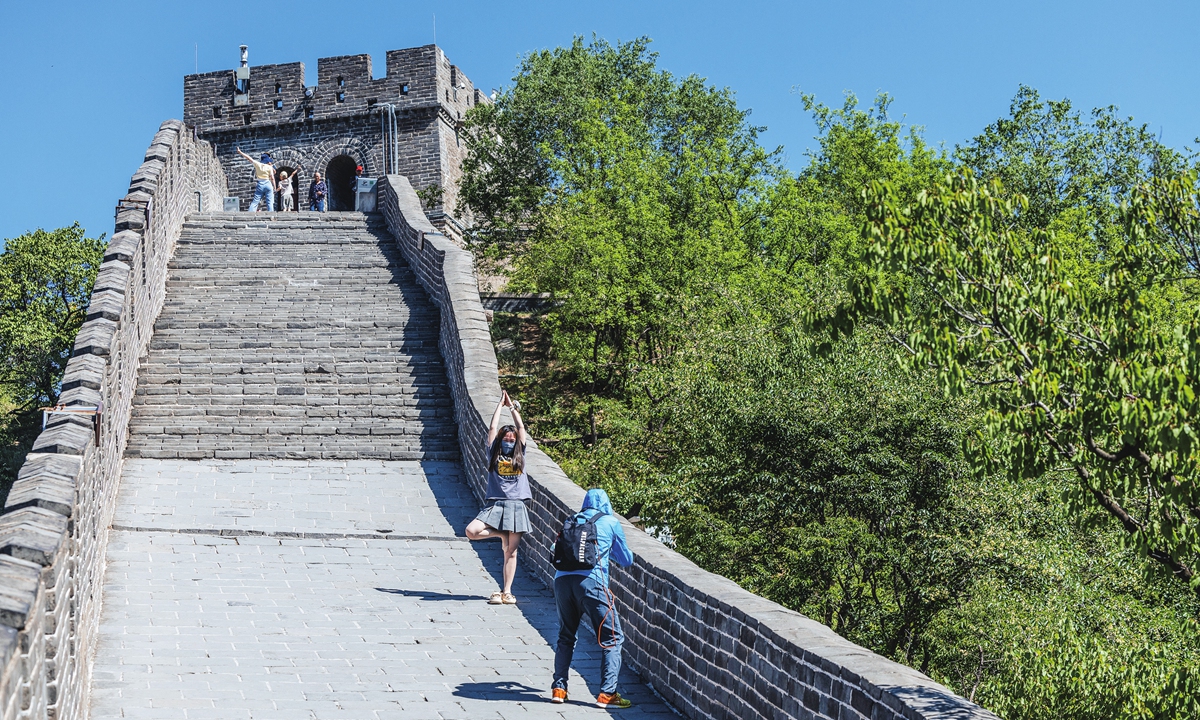 Toursits enjoy themselves on the Badaling Great Wall on May 17, 2024. Photo: Li Hao/GT