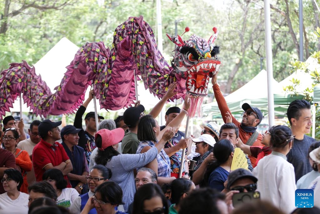 Artists perform dragon dance during a cultural salon in Mexico City, Mexico, on May 19, 2024.(Photo: Xinhua)