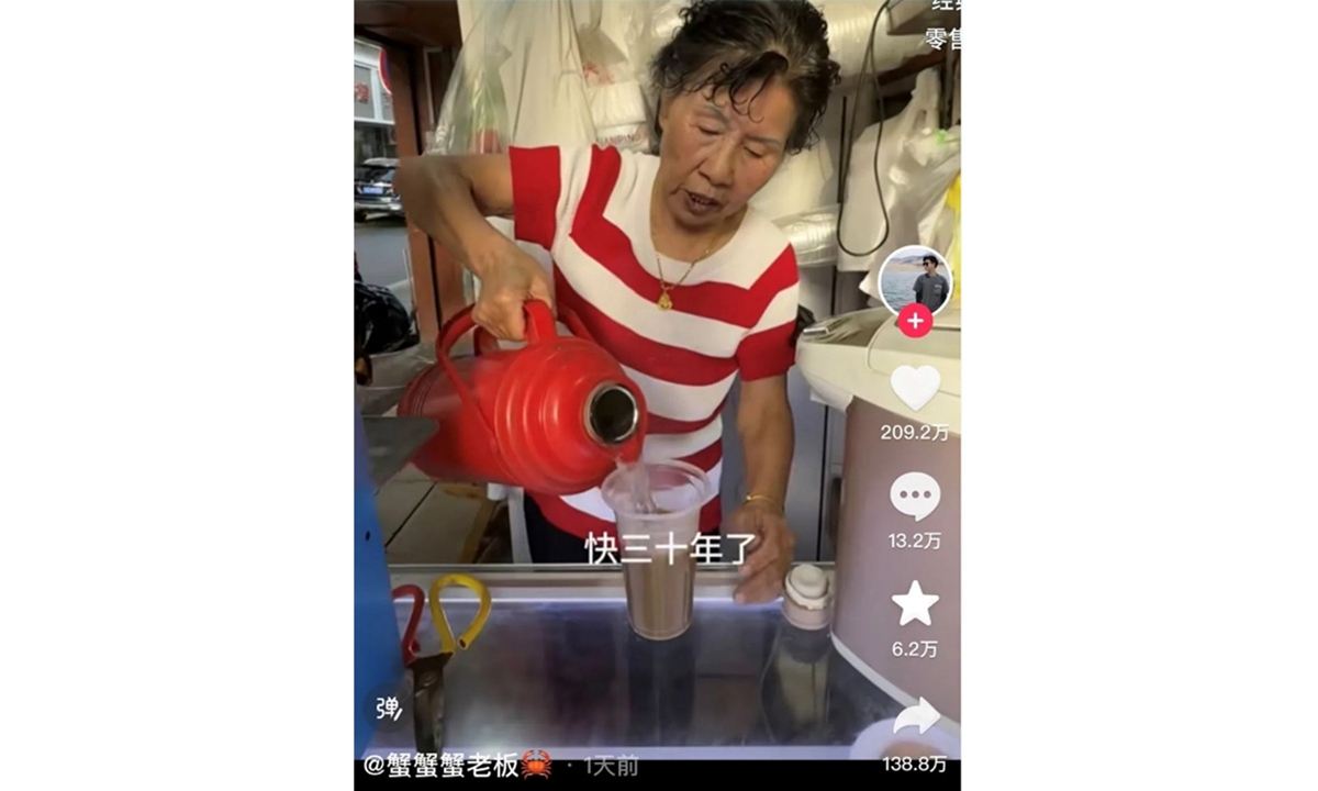 Ten-yuan coffee vendor in Nanjing goes viral with instant 'hand-made' coffee Screenshot from video clip 