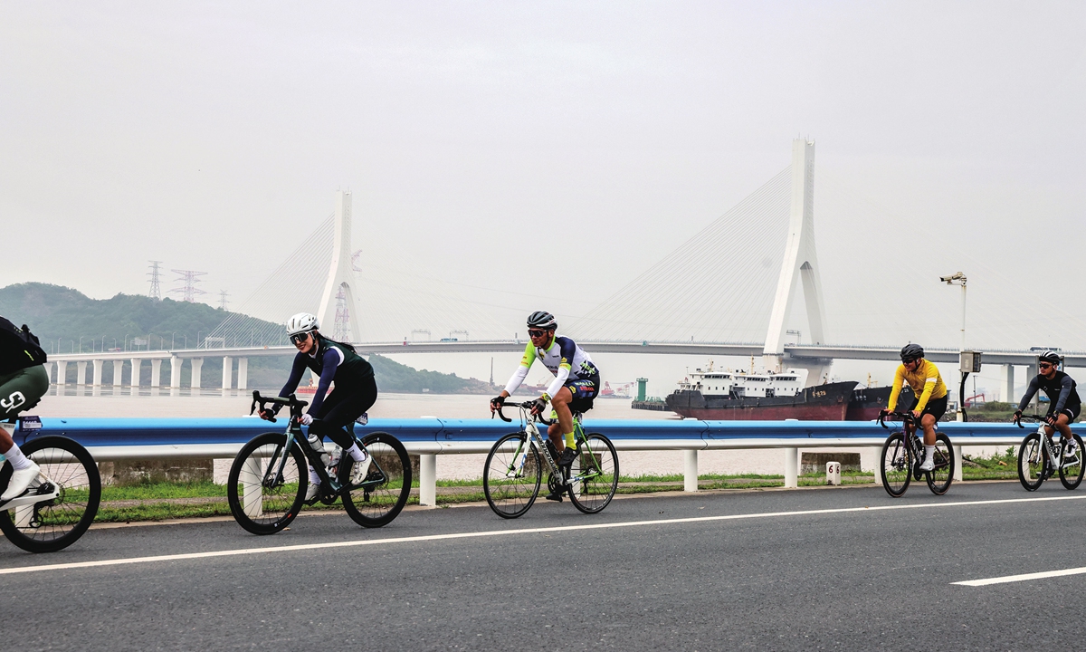 Cyclists from China and other countries ride bikes in Zhoushan, East China's Zhejiang Province. Photos: VCG