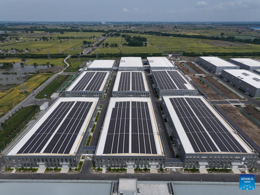 An aerial drone photo taken on May 21, 2024 shows solar panels on the roof of a plant at an industrial park in Yangzhou, east China's Jiangsu Province. In recent years, the city of Yangzhou has been boosting the construction of clean energy projects to promote the green development.(Photo: Xinhua)
