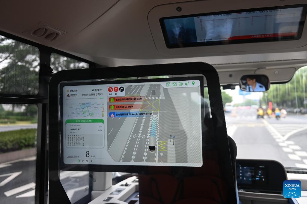 A screen displays real-time road surface situation and operational information inside an autonomous driving minibus that runs on a road in Yuhang District, Hangzhou City, east China's Zhejiang Province, May 22, 2024. The autonomous driving bus route in Yuhang District is the first one of its kind powered by vehicle-road coordination technology in Hangzhou. This 5-kilometer bus line winds through schools, industrial parks, residential compounds and subway stations, free of charge for all citizens.(Photo: Xinhua)