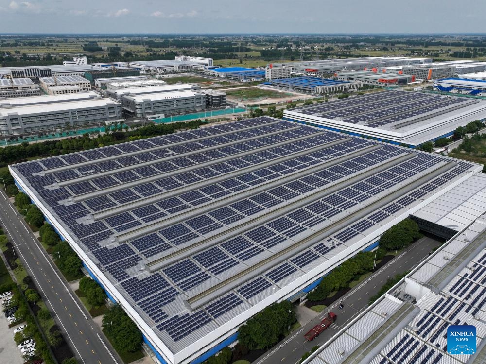 An aerial drone photo taken on May 21, 2024 shows solar panels on the roof of a plant at an industrial park in Yangzhou, east China's Jiangsu Province. In recent years, the city of Yangzhou has been boosting the construction of clean energy projects to promote the green development.(Photo: Xinhua)