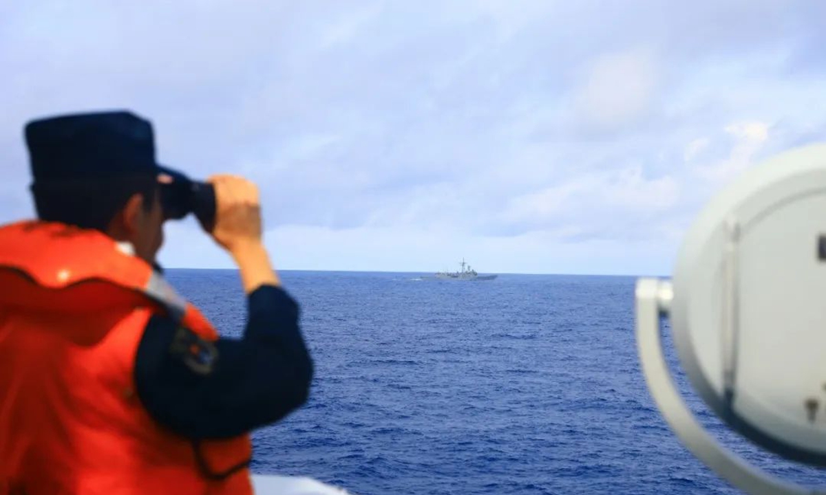 A sailor onboard a warship of the Chinese People's Liberation Army (PLA) Navy conducts reconnaissance on a military vessel of the island of Taiwan during the Joint Sword-2024A exercise around Taiwan island on May 24. Photo: PLA Eastern Theater Command