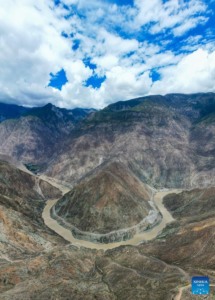 An aerial drone photo taken on May 22, 2024 shows a bend of the Jinsha River, the upper section of the Yangtze River, in southwest China.(Photo: Xinhua)