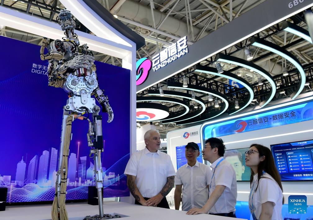 Visitors watch the demonstration of a bionic robot at the on-site experience area for the 7th Digital China Summit in Fuzhou, southeast China's Fujian Province, May 23, 2024. The 7th Digital China Summit will take place in Fuzhou from May 24 to 25. The preview of its on-site experience area, covering an area of 56,000 square meters and consisting of five major parts, was opened at Fuzhou Strait International Conference and Exhibition Center on Thursday.(Photo: Xinhua)