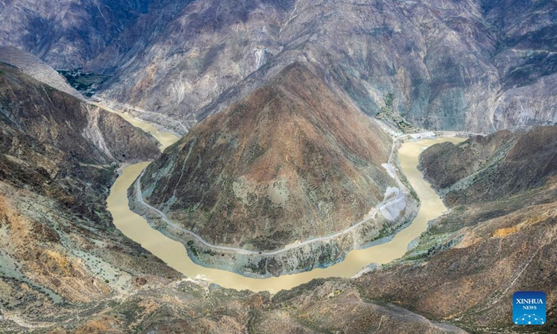 An aerial drone photo taken on May 22, 2024 shows a bend of the Jinsha River, the upper section of the Yangtze River, in southwest China.(Photo: Xinhua)