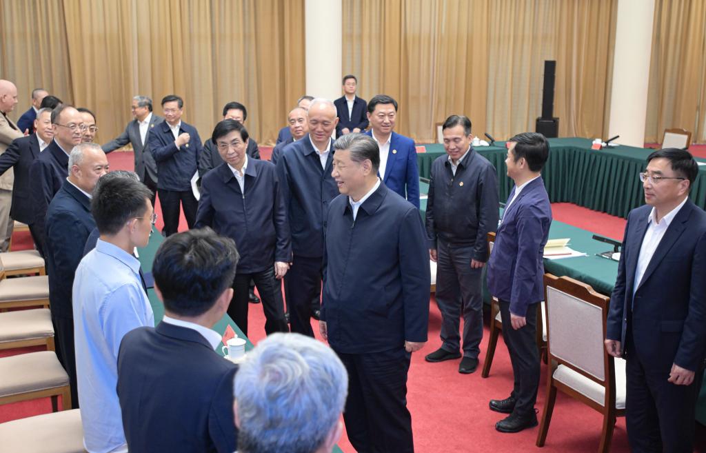 Chinese President Xi Jinping, also general secretary of the Communist Party of China Central Committee and chairman of the Central Military Commission, communicates with representatives from businesses and academia attending a symposium in Jinan, east China's Shandong Province, May 23, 2024. Xi chaired the symposium and delivered an important speech here on Thursday.(Photo: Xinhua)