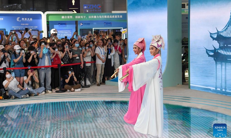 People watch a performance of Yueju opera during the 20th China (Shenzhen) International Cultural Industries Fair (ICIF) at the Shenzhen World Exhibition and Convention Center, Shenzhen, south China's Guangdong Province, May 23, 2024. The 20th ICIF opened here on Thursday. According to the organizers, the five-day event held offline and online simultaneously has attracted over 6,000 government entities, cultural organizations and enterprises, with more than 120,000 exhibits on display.(Photo: Xinhua)