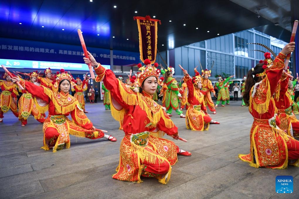People perform Yingge Dance, a Chinese folk dance, during the 20th China (Shenzhen) International Cultural Industries Fair (ICIF) at the Shenzhen World Exhibition and Convention Center, Shenzhen, south China's Guangdong Province, May 23, 2024. The 20th ICIF opened here on Thursday. According to the organizers, the five-day event held offline and online simultaneously has attracted over 6,000 government entities, cultural organizations and enterprises, with more than 120,000 exhibits on display.(Photo: Xinhua)