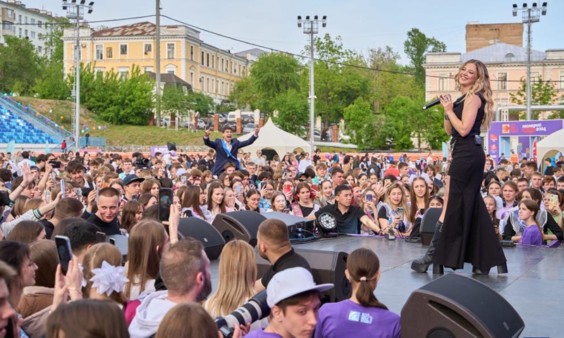 High school students watch a performance during a graduation celebration event in Vladivostok, Russia, May 25, 2024. A traditional Russian event for the graduation of high school students, also known as the Last Bell, was held at the Avangard Stadium here on Saturday. (Photo:Xinhua)