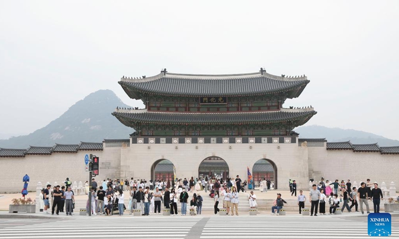 People visit Cheong Wa Dae in Seoul, South Korea, on May 24, 2024. The ninth Trilateral Summit Meeting among China, Japan and the Republic of Korea (ROK) will be held in Seoul from May 26 to 27. (Photo:Xinhua)