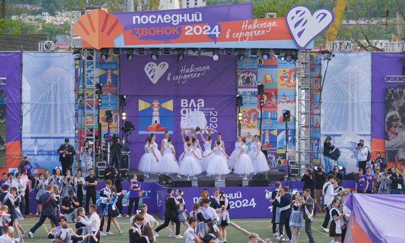 High school students dance during a graduation celebration event in Vladivostok, Russia, May 25, 2024. A traditional Russian event for the graduation of high school students, also known as the Last Bell, was held at the Avangard Stadium here on Saturday. (Photo:Xinhua)