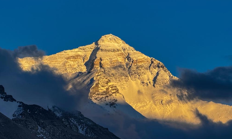 This photo taken on May 23, 2024 shows a view of the Mount Qomolangma at sunset in southwest China's Xizang Autonomous Region. The Mount Qomolangma National Park has entered peak tourism season. From Jan. 1 to May 20 this year, the Mount Qomolangma scenic spot has received about 136,000 tourists. (Photo:Xinhua)