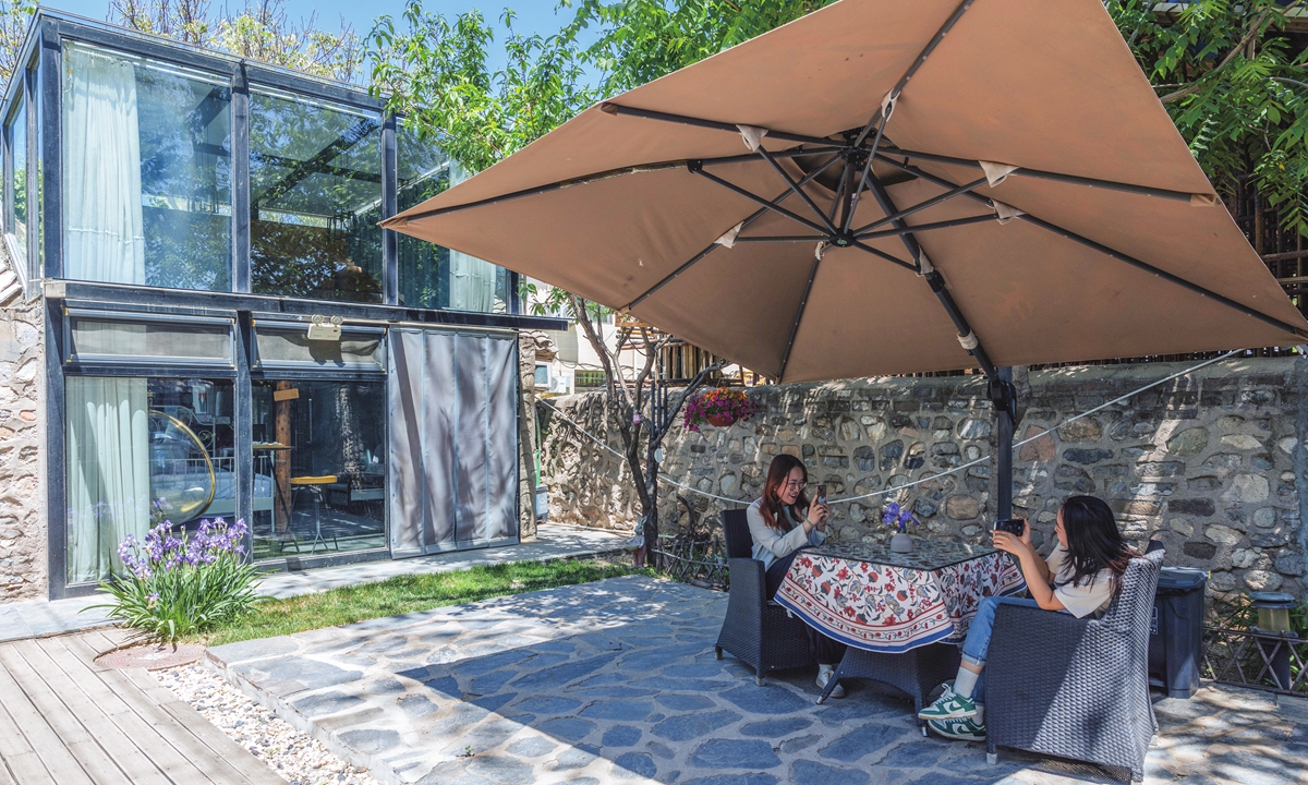 Two tourists chill in the garden of a homestay in Shixia Village, Yanqing District, Beijing, on May 17, 2024. Photo: Li Hao/GT