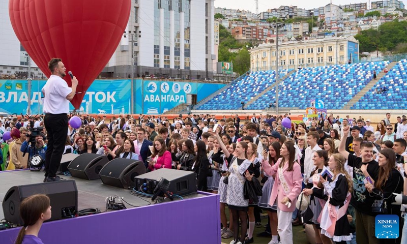 High school students watch a performance during a graduation celebration event in Vladivostok, Russia, May 25, 2024. A traditional Russian event for the graduation of high school students, also known as the Last Bell, was held at the Avangard Stadium here on Saturday. (Photo:Xinhua)