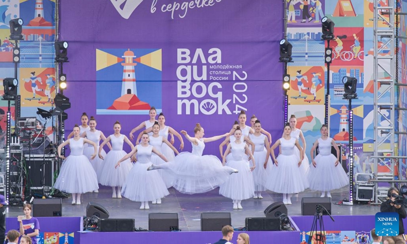 Actress perform ballet during a graduation celebration event in Vladivostok, Russia, May 25, 2024. A traditional Russian event for the graduation of high school students, also known as the Last Bell, was held at the Avangard Stadium here on Saturday. (Photo:Xinhua)