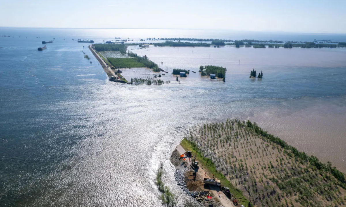 An aerial drone photo taken on July 6, 2024 shows rescuers blocking a dike breach of Dongting Lake in Tuanzhou Township, Huarong County under Yueyang City, Central China's Hunan Province. Photo: Xinhua