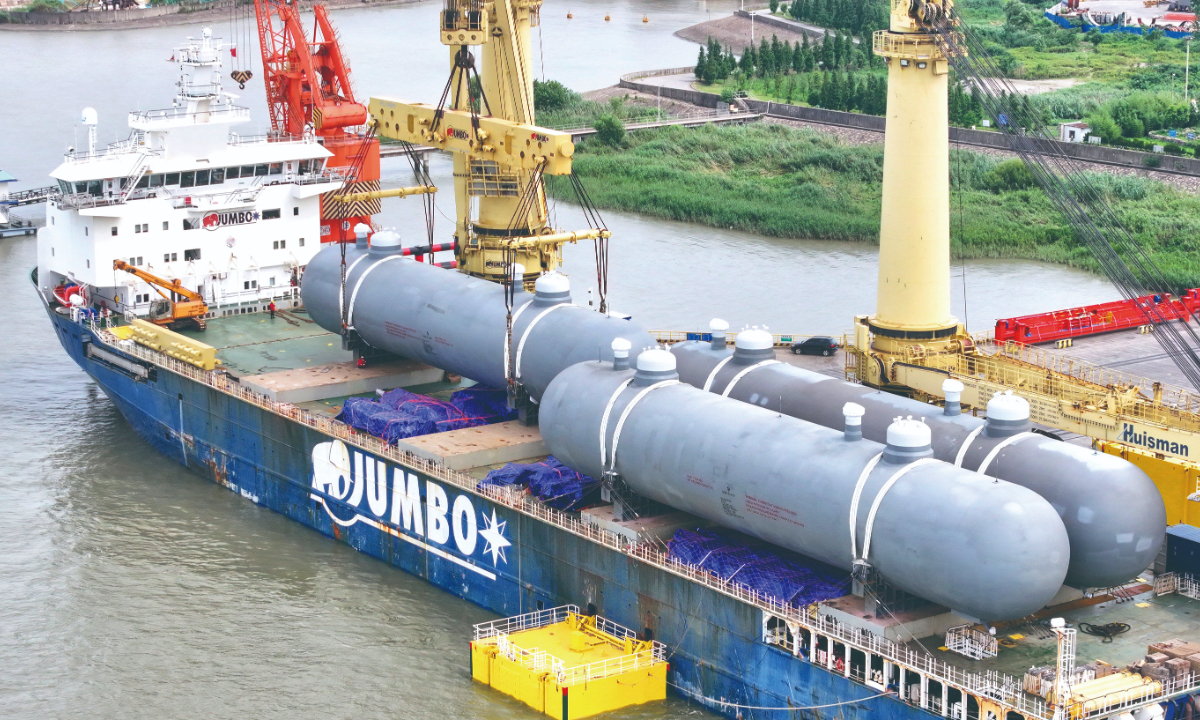 Workers load domestically manufactured pressure vessel tanks for export in Zhangjiagang Port, East China’s Jiangsu Province on July 19, 2024. According to data released by the National Bureau of Statistics, China’s exports for the first half of 2024 amounted to 12.13 trillion yuan ($1.67 trillion),marking a 6.9% increase from the previous year. Photo: VCG