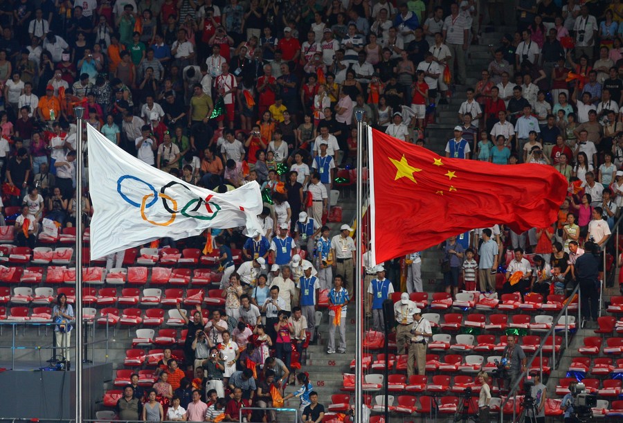 The national flag of China is hoisted at the Beijing 2008 Olympic Games closing ceremony held in the National Stadium in Beijing on August 24, 2008. Photo: Xinhua