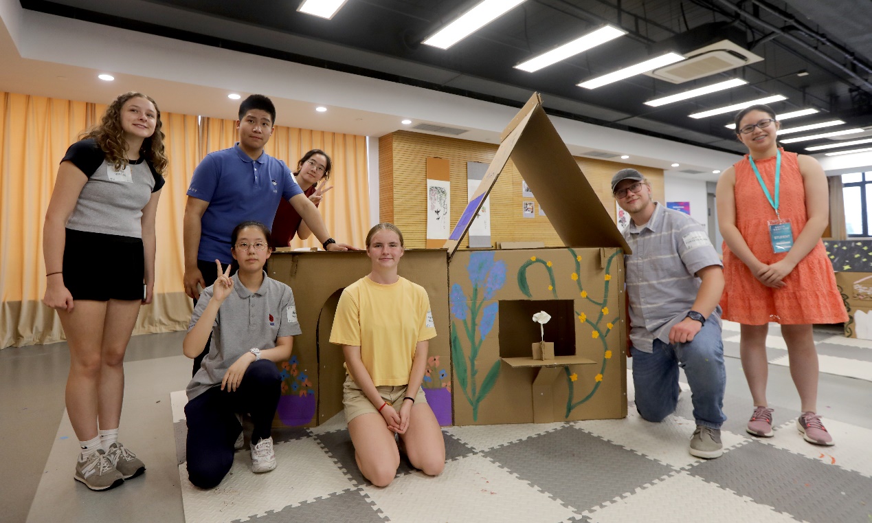 Chinese and US students make a house model together during an interactive activity at High School affiliated to Fudan University on July 11, 2024. Photo: Chen Xia/GT