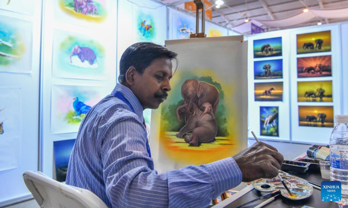 A Sri Lankan exhibitor paints at the South Asia Pavilion during the 8th China-South Asia Expo in Kunming, southwest China's Yunnan Province, July 26, 2024. The 8th China-South Asia Expo runs from July 23 to 28 in Kunming. The expo presents 15 pavilions, including two dedicated to South Asian countries, showcasing a total of approximately 800 booths. (Photo: Xinhua)